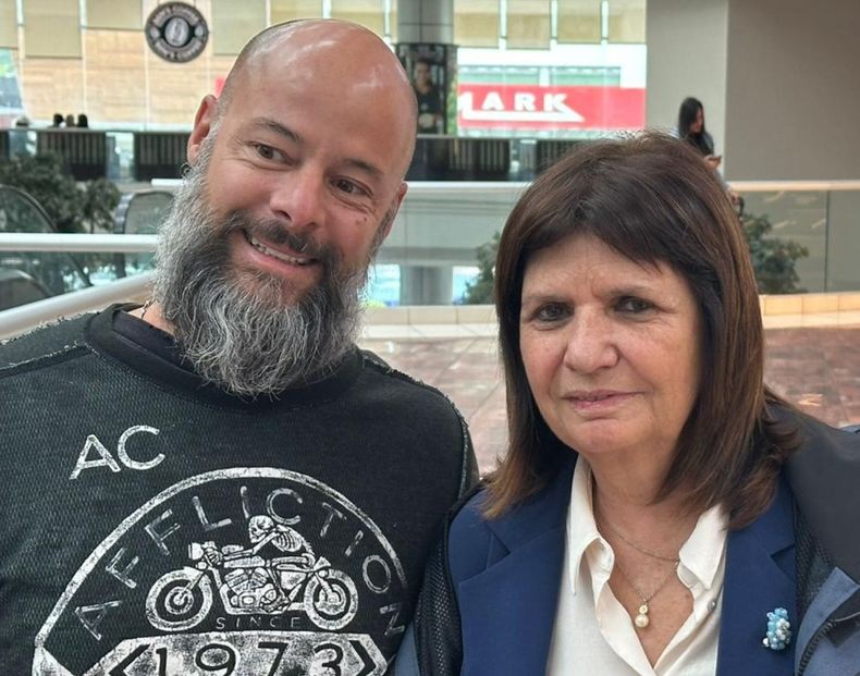 Casañas Onganía y Bullrich, durante un encuentro en El Salvador.