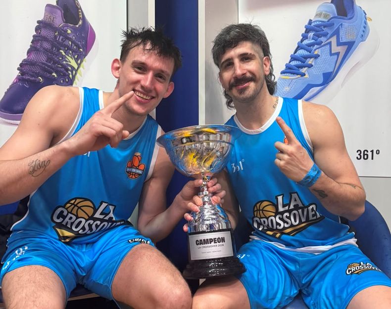 De Sportivo Pilar a La Bombonerita. Bautista Menna y Pablo Bruna con la Copa de La Crossover.