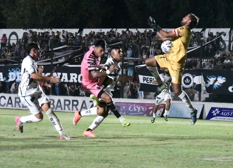 El arquero de Merlo, Tursi, se queda con una de las chances claras que tuvo Real Pilar.&nbsp;