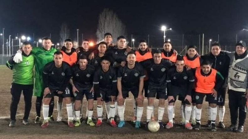 ESCOLTA. Unión Ferroviaria le regaló un 6-0 a su gente ante Grand Bourg..