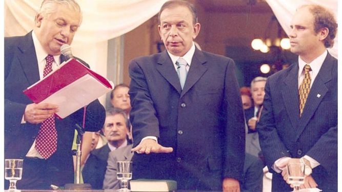 Diez de diciembre de 2003. Humberto Zúccaro se prepara para jurar como intendente de Pilar mientras oye las palabras de Marcelo Castillo, presidente del HCD. Aquella vez ganó con el 40,24% de los votos. Estuvo 12 años en el poder. .