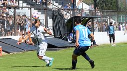 DE CABEZA. Hernández se lleva la pelota. El delantero jugó un buen primer tiempo.