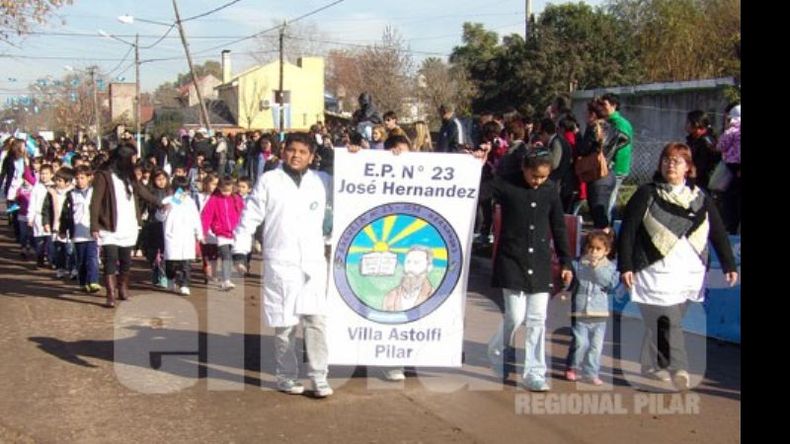 Los chicos y docentes de la Escuela 23, de Astolfi, participaron del desfile por las calles de la localidad..