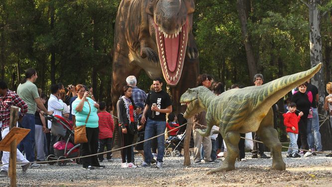 GIGANTES. Los grandes dinosaurios volverán a vivir en el bosque del Carlos Pellegrini. &nbsp;