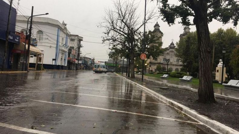 VACÍA. La plaza de Pilar, ayer, con lluvia y sin gente..