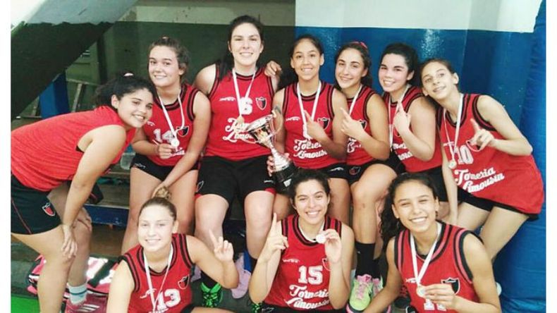 Las chicas rojinegras luciendo sus medallas por la coronación en la AFMB..