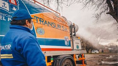 CUIDADOS. Una cuadrilla municipal desinfecta una zona de Derqui..