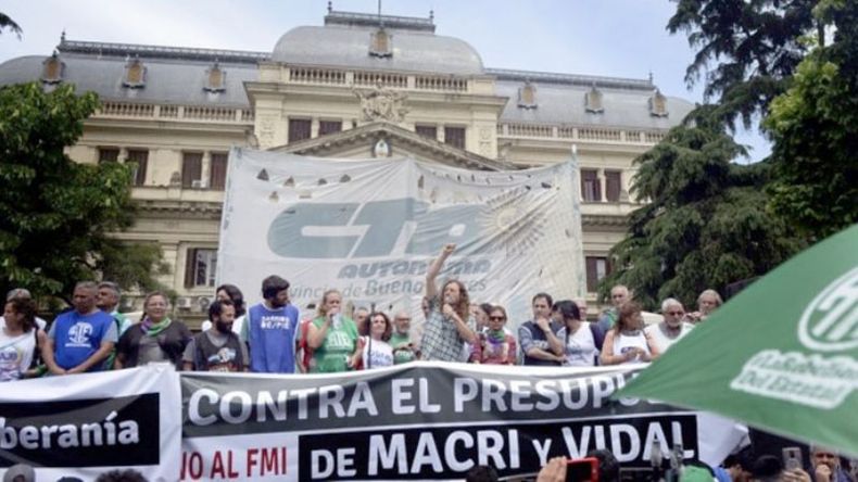 MARCHA. Mientras se dabatía, los gremios manifestaban en la Legislatura..