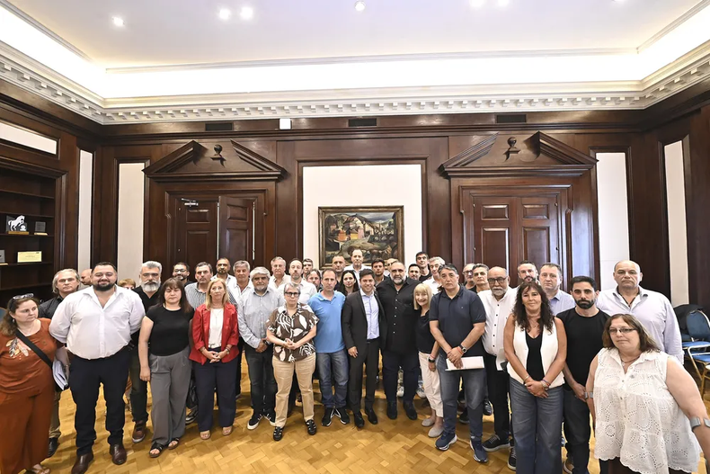 EN LA PLATA. Axel Kicillof junto a representantes de los gremios.