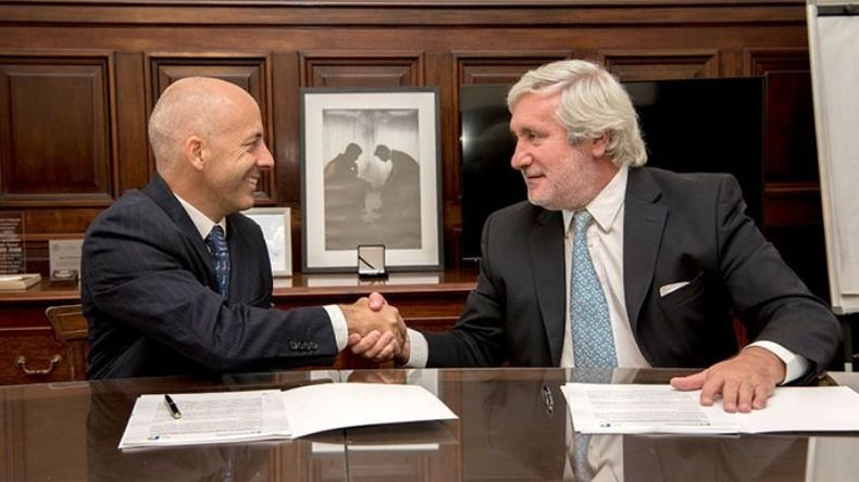FIRMA. Ducoté y Conte Grand sellaron el convenio de cooperación..