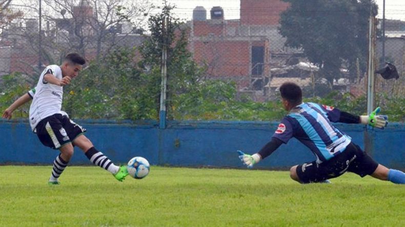(HEVA). HISTÓRICO. Leonel Rodríguez define ante Veliz; era el empate de Real..