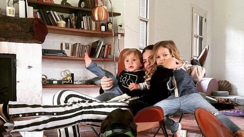 La China Suárez, en el living de su nueva casa junto a los dos hijos que tiene con Vicuña..