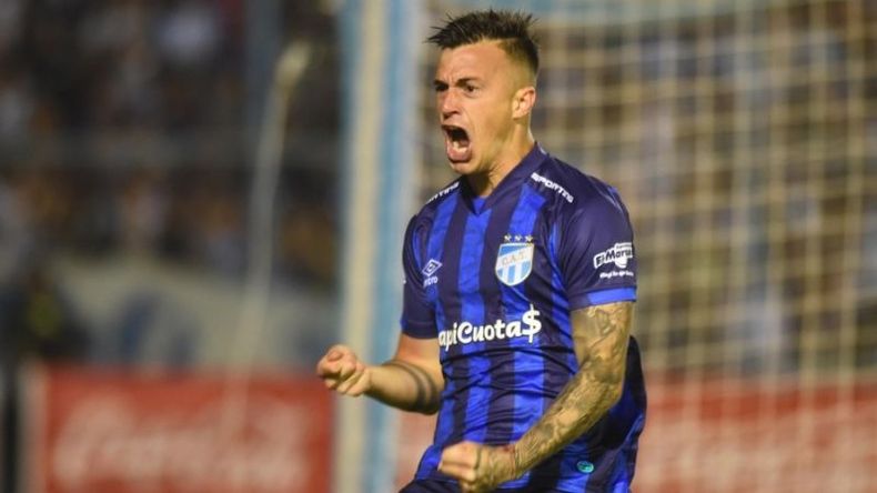 GRITO DE GOL. Lotti entró y se convirtió en héroe..