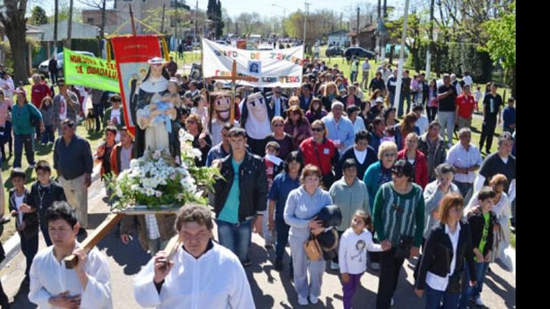 Por la mañana, procesión con la imagen de Santa Rosa de Lima..