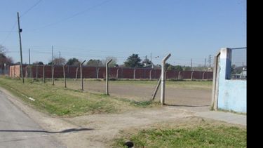 Así luce la escuela hoy sin su alambrado perimetral..