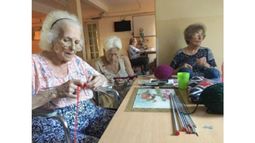 ABUELAS. Las mujeres del hogar tejen bufandas para los chicos catamarqueños..