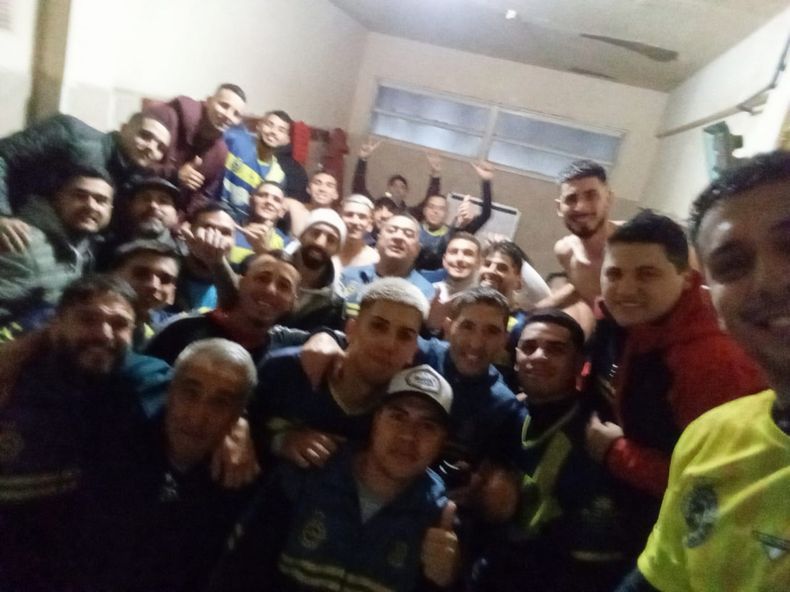CON VENTAJA. Los jugadores de Real UOM festejan en el vestuario.
