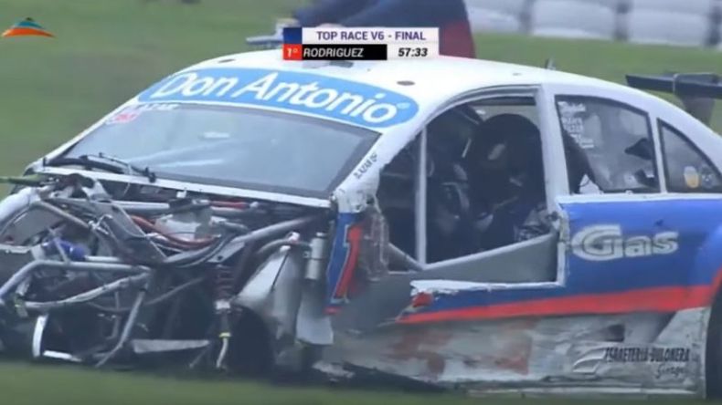 DESTRUIDO. Así quedó el auto de Azar luego del impacto..