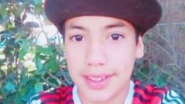 Le pegaron con una baldosa en la cabeza y está grave