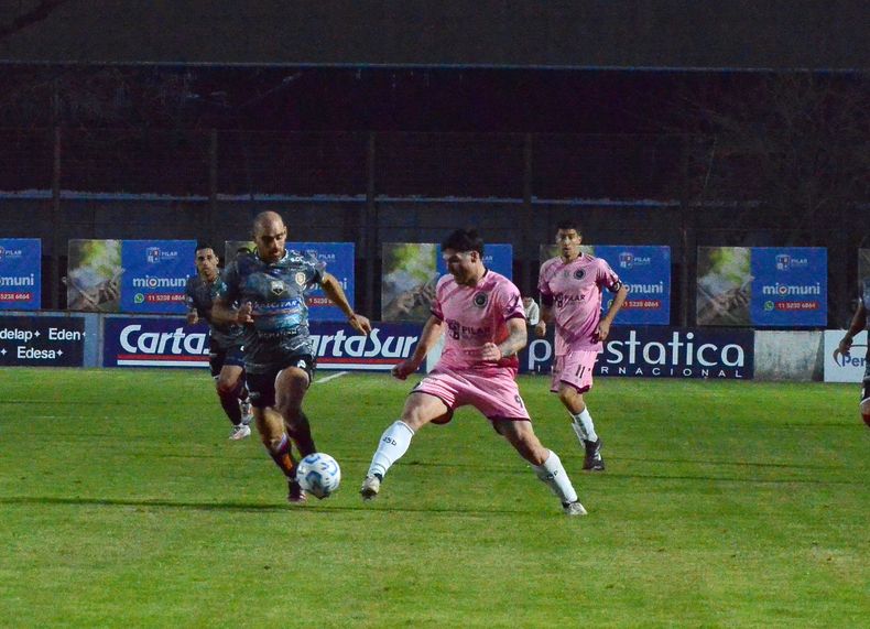 DEBUT. Gerónimo Cardozo lucha la pelea con Nahuel Sica.
