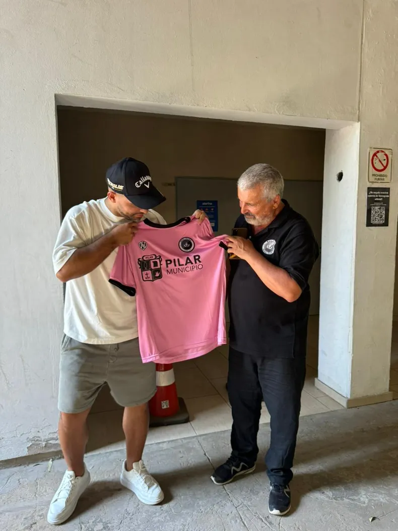 LA ROSA. C&eacute;sar Mansilla le entrega la camiseta de Real Pilar al Kun Ag&uuml;ero.&nbsp;