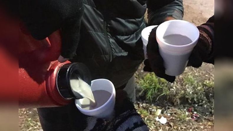 CHOCOLATE CALIENTE. Lo repartió Suteba ayer en la puerta de la escuela del barrio Peruzzotti..