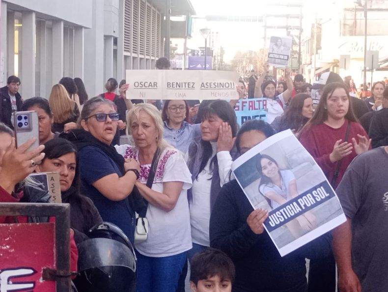 La marcha por el femicidio de Solange Sanabria en el centro de Pilar. De blanco, la madre de la víctima.