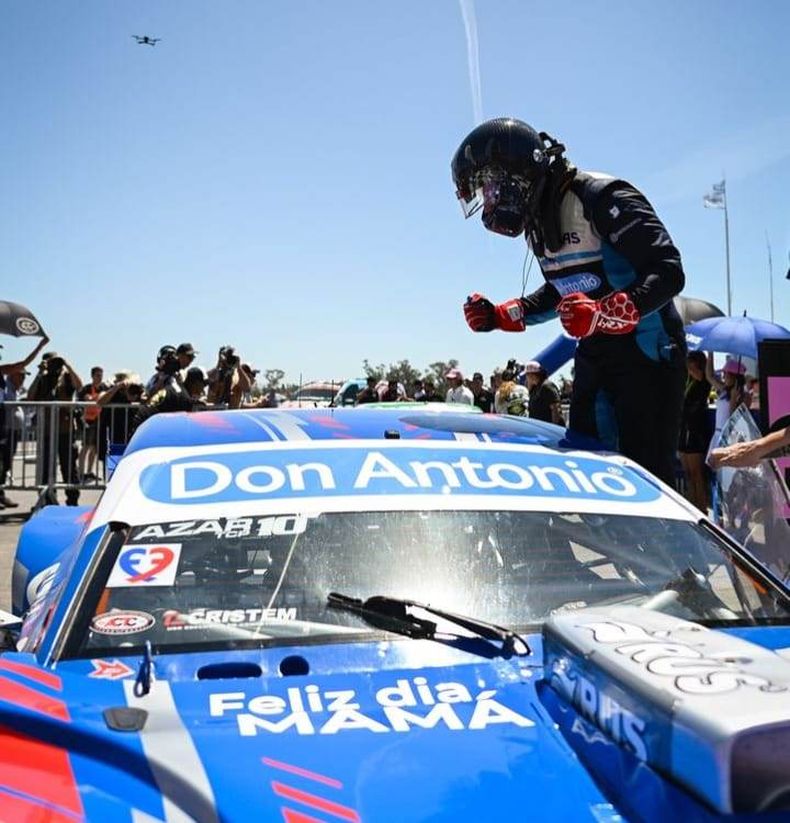 Diego Azar festeja su cuarta victoria en el a&ntilde;o en el TC Pista arriba de su Toyota Camry.