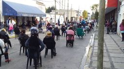 INÉDITO. La fila para comprar cigarrillos al por mayor..