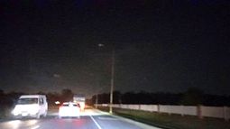 Así se ve la ruta del accidente, en ruta 25. Sin luz, no se ve nada. Vivo a dos kilómetros, esto hace tiempo está así. Lourdes González..