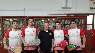 Atlético Pilar con sus parejas de Elite en la calle Ituzaingó.
