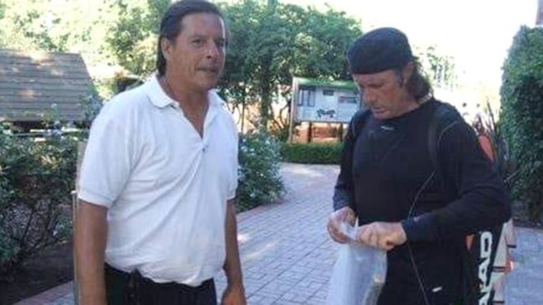 CHARLA DE TENIS. El profe Luis Aguirre junto a Vilas..