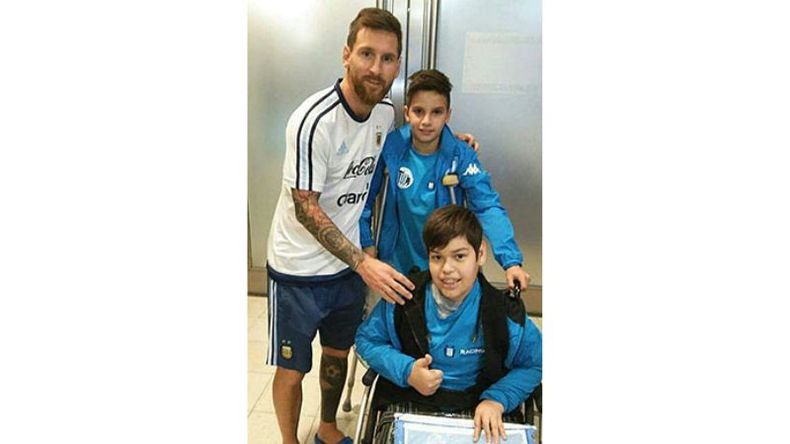 INOLVIDABLE. Santiago Fretes, con Messi y su amigo, hinchas de Racing..