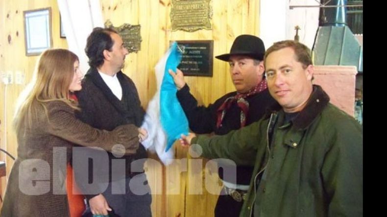Las autoridades descubren una placa que recuerda a Juan Carlos Tito Agusti..