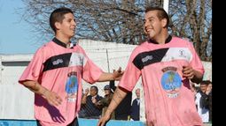 (FOTO: Heva.) Ramírez llega para saludar a Ruiz, tras marcar el 1-0 con que Fénix ganaba en el 1º tiempo..