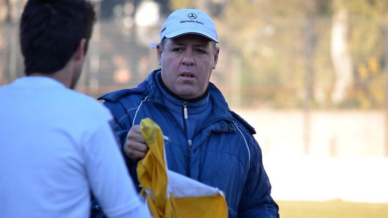 Romano, DT de Real Pilar, cambió la línea de 3 y probó con 4 defensores ante Alem..