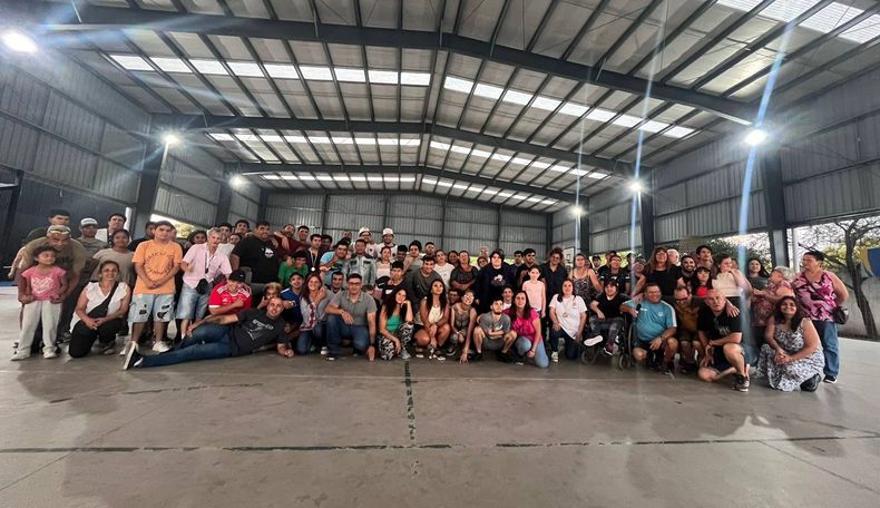 FAMILIA. Todos los integrantes del Programa de Entrenamiento en el Club Municipal Peruzzotti.