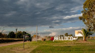 En el sudoeste de la provincia de Buenos Aires, entre la llanura pampeana y largos campos, hay una localidad que destaca por su hospitalidad y sus paisajes.