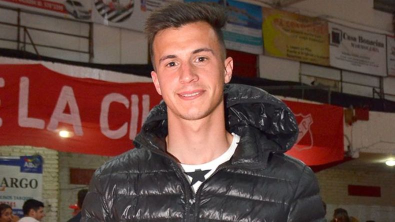 EN LA CALDERA. Lotti fue a alentar a Sportivo. .