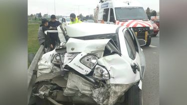 El conductor perdió el control del auto y fue embestido por un colectivo.&nbsp;