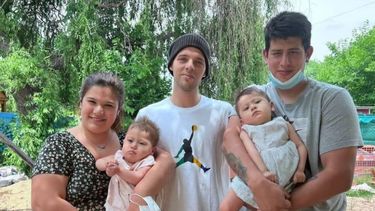 Las mellizas Emilia y Micaela Farías, junto a sus papás, Emiliano y Micaela y al influencer Santi Maratea. .