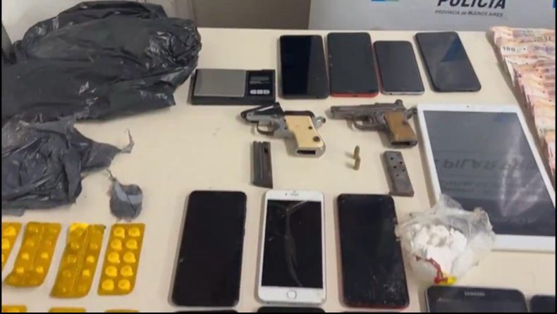 DROGAS Y ARMAS. Fueron encontradas en la casa del detenido.