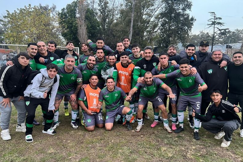 LÍDER. Falucho está feliz tras la gran victoria ante Los Altos.