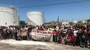 NO A LAS TERMOELÉCTRICAS. El pedido se repitió ayer frente a las plantas..