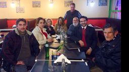 SIN QUÓRUM. Los seguidores de Zakhem, en un bar a la hora del plenario..