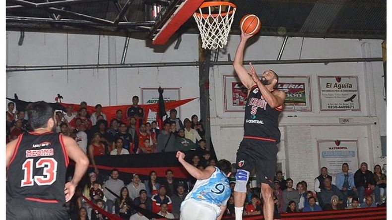 AL ARO. Derqui busca levantar con la potencia de Peralta. .