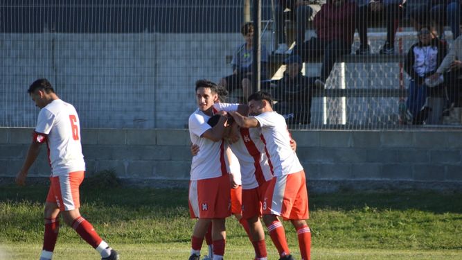 ABRAZO DE GOL. Los jugadores del Rancho celebran una nueva conquista.