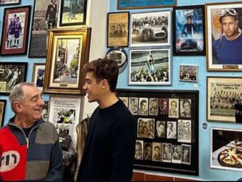 Franco Colapinto junto a Manolo Diz, el histórico dueño de El Cuartito.&nbsp;