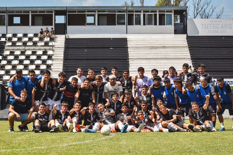 CLASIFICACIÓN. Los jugadores y cuerpo técnico de Real Pilar festejan en el estadio.