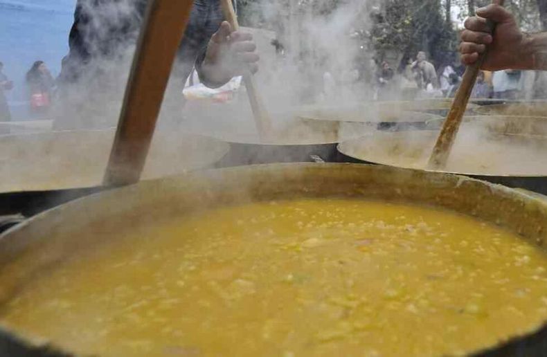 El ritual comunitario del locro en el Día de los Trabajadores. (La Voz)..jpg
